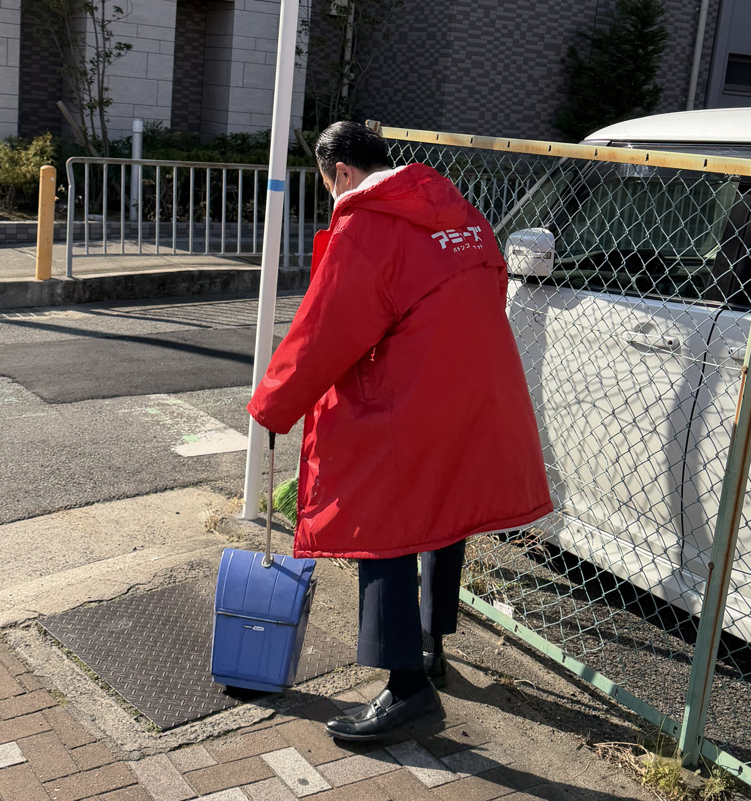 吹田岸辺店の近隣清掃を行いました